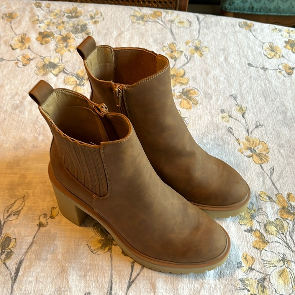 Dolce Vita DV Jetta Heeled Chelsea Boots Size 7.5 - Slight Scuffs